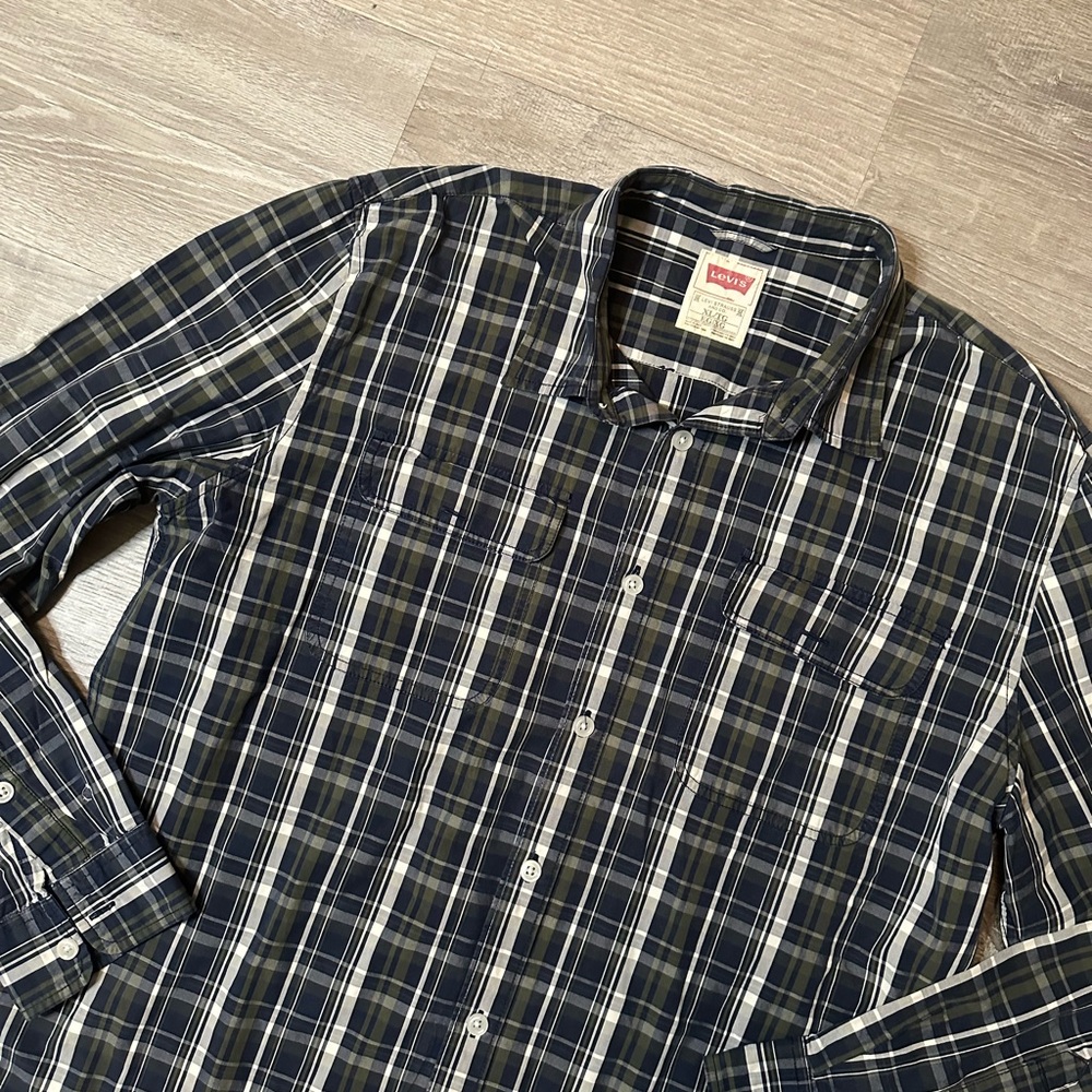 •LEVI• BUTTON UP - Picture 2 of 6